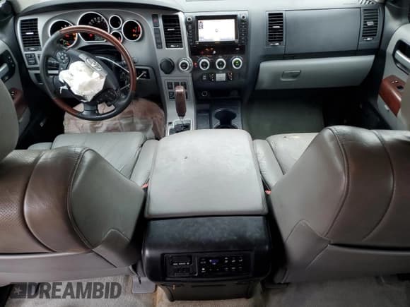 ✅ 2011 Toyota Sequoia Platinum • VIN: 5TDYY5G13BS036899 • Lot: 85081625. Wystawiony na Copart z przebiegiem 24 622 mil. Bezpłatny archiwum sprzedaży aukcyjnych z USA i szczegółowy raport historii pojazdu na DreamBid. Zdjęcie 8.