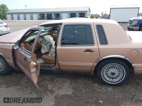 ✅ 1994 Lincoln Town Car Executive • VIN: 1LNLM81W1RY627920 • Lot: 42740742. Listed on IAAI with 133,257 mi. Free auction sales archive from the USA and detailed vehicle history report at DreamBid. Image 14.