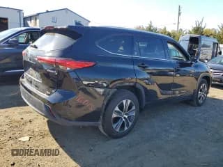 ✅ 2022 Toyota Highlander Hybrid XLE • VIN: 5TDGBRCH6NS554405 • Lot: 82646105. Wystawiony na Copart z przebiegiem 45 972 mil. Bezpłatny archiwum sprzedaży aukcyjnych z USA i szczegółowy raport historii pojazdu na DreamBid. Zdjęcie 3.