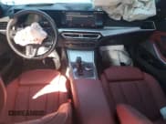 ✅ 2024 BMW 3 Series M340i xDrive • VIN: 3MW49FF03R8E44068 • Lot: 70299205. Wystawiony na Copart z przebiegiem 25 066 mil. Bezpłatny archiwum sprzedaży aukcyjnych z USA i szczegółowy raport historii pojazdu na DreamBid. Zdjęcie 8.