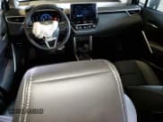 ✅ 2024 Toyota Corolla Cross XLE • VIN: 7MUDAAAG8RV083399 • Lot: 80332125. Wystawiony na Copart z przebiegiem 18 017 mil. Bezpłatny archiwum sprzedaży aukcyjnych z USA i szczegółowy raport historii pojazdu na DreamBid. Zdjęcie 8.