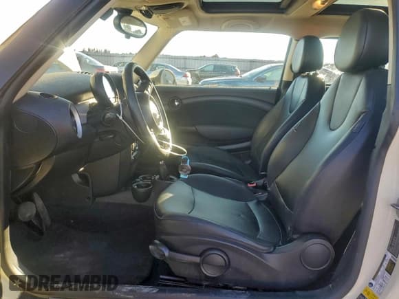 ✅ 2013 MINI Clubman • VIN: WMWZF3C54DT490622 • Lot: 93536145. Wystawiony na Copart z przebiegiem 123 776 mil. Bezpłatny archiwum sprzedaży aukcyjnych z USA i szczegółowy raport historii pojazdu na DreamBid. Zdjęcie 7.