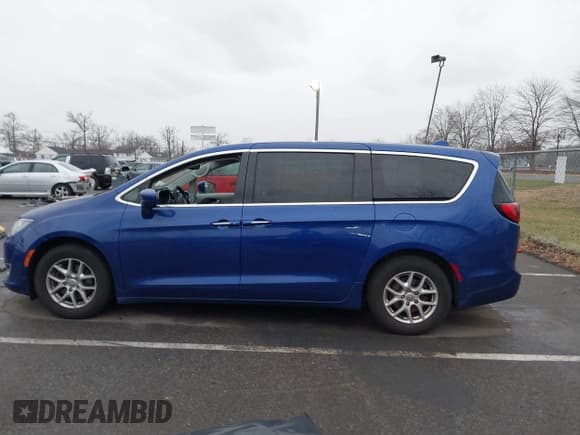 ✅ 2020 Chrysler Pacifica Touring • VIN: 2C4RC1FG3LR283206 • Lot: 43823700. Listed on IAAI with 161,511 mi. Free auction sales archive from the USA and detailed vehicle history report at DreamBid. Image 14.