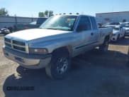✅ 2002 Dodge 2500 • VIN: 3B7KC23682M214357 • Lot: 43483582. Wystawiony na IAAI z przebiegiem 289 379 mil. Bezpłatny archiwum sprzedaży aukcyjnych z USA i szczegółowy raport historii pojazdu na DreamBid. Zdjęcie 2.