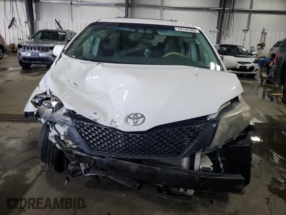 ✅ 2014 Toyota Sienna SE • VIN: 5TDXK3DC2ES442961 • Lot: 70143165. Listed on Copart with 204,488 mi. Free auction sales archive from the USA and detailed vehicle history report at DreamBid. Image 5.
