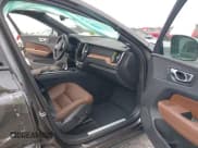 ✅ 2024 Volvo XC60 Plus Dark Theme • VIN: YV4L12RL9R1791846 • Lot: 42072459. Wystawiony na IAAI z przebiegiem 13 188 mil. Bezpłatny archiwum sprzedaży aukcyjnych z USA i szczegółowy raport historii pojazdu na DreamBid. Zdjęcie 5.