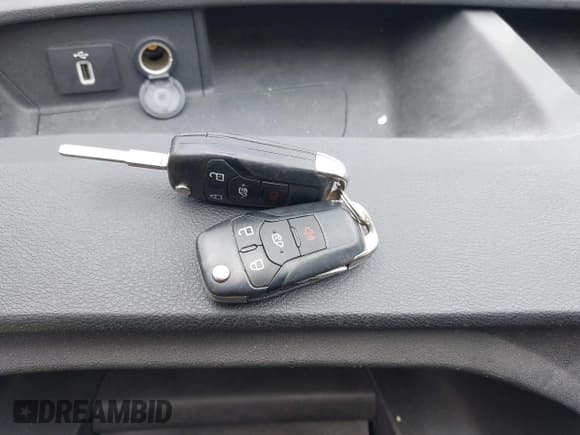 ✅ 2020 Ford Transit Cargo • VIN: 1FTYE1YG8LKB08273 • Lot: 42306747. Wystawiony na IAAI z przebiegiem 181 121 mil. Bezpłatny archiwum sprzedaży aukcyjnych z USA i szczegółowy raport historii pojazdu na DreamBid. Zdjęcie 11.