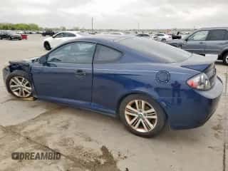 2008 Hyundai Tiburon GS z VIN KMHHM66D98U283776, wystawiony jako Copart lot #51109895 z przebiegiem 125 095 mil mil oraz Szkoda całkowita • Salvage title. Historia ofert i sprzedaży dostępna na DreamBid. Obrazek 2.