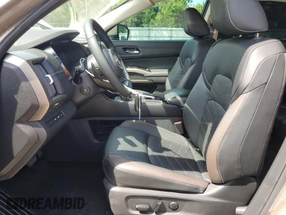 ✅ 2024 Nissan Pathfinder Platinum • VIN: 5N1DR3DG5RC240006 • Lot: 66574845. Wystawiony na Copart z przebiegiem 23 700 mil. Bezpłatny archiwum sprzedaży aukcyjnych z USA i szczegółowy raport historii pojazdu na DreamBid. Zdjęcie 7.