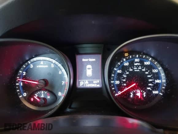 2015 Hyundai Santa Fe z VIN 5XYZTDLB4FG294735, wystawiony jako IAAI lot #43230960 z przebiegiem 169 342 mil mil oraz . Historia ofert i sprzedaży dostępna na DreamBid. Obrazek 7.