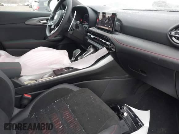 2024 Dodge Hornet R/T z VIN ZACPDFCW7R3A21951, wystawiony jako IAAI lot #41671892 z przebiegiem 8 888 mil mil oraz . Historia ofert i sprzedaży dostępna na DreamBid. Obrazek 5.