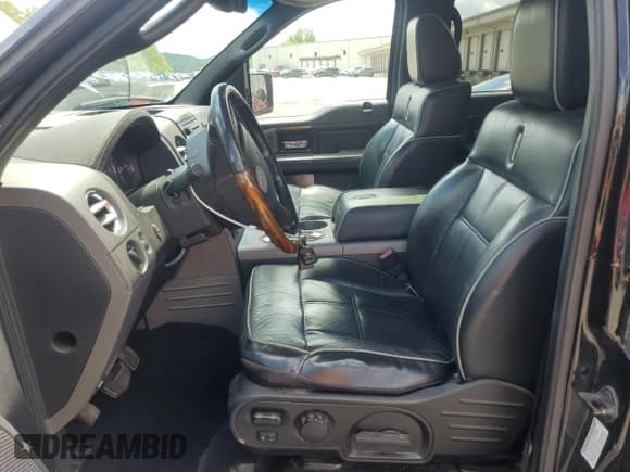 ✅ 2008 Lincoln Mark LT • VIN: 5LTPW18548FJ04788 • Lot: 55920085. Wystawiony na Copart z przebiegiem 233 068 mil. Bezpłatny archiwum sprzedaży aukcyjnych z USA i szczegółowy raport historii pojazdu na DreamBid. Zdjęcie 7.