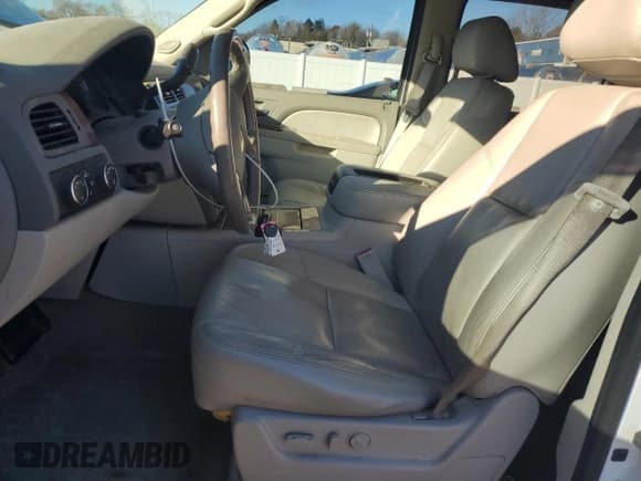 ✅ 2010 Chevrolet Suburban LTZ • VIN: 1GNUKKE39AR148968 • Lot: 80295674. Wystawiony na Copart z przebiegiem 191 013 mil. Bezpłatny archiwum sprzedaży aukcyjnych z USA i szczegółowy raport historii pojazdu na DreamBid. Zdjęcie 7.