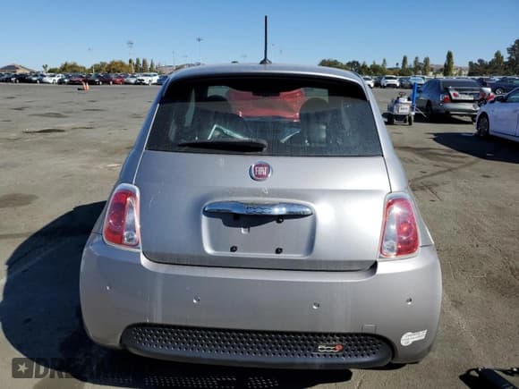 ✅ 2015 FIAT 500e • VIN: 3C3CFFGE6FT672709 • Lot: 77026444. Listed on Copart with 44,289 mi. Free auction sales archive from the USA and detailed vehicle history report at DreamBid. Image 6.