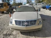 ✅ 2009 Cadillac DTS 1SA • VIN: 1G6KD57Y99U115372 • Lot: 82283025. Wystawiony na Copart z przebiegiem Nie podano. Bezpłatny archiwum sprzedaży aukcyjnych z USA i szczegółowy raport historii pojazdu na DreamBid. Zdjęcie 5.