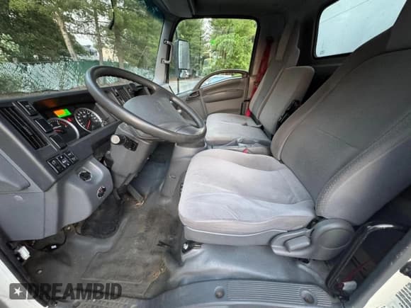 ✅ 2020 Isuzu NRR IBT • VIN: JALE5W169L7301227 • Lot: 65846695. Wystawiony na Copart z przebiegiem 216 393 mil. Bezpłatny archiwum sprzedaży aukcyjnych z USA i szczegółowy raport historii pojazdu na DreamBid. Zdjęcie 5.