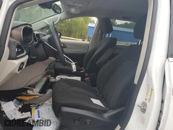 ✅ 2023 Chrysler Voyager LX • VIN: 2C4RC1CG1PR551860 • Lot: 80639595. Wystawiony na Copart z przebiegiem 78 160 mil. Bezpłatny archiwum sprzedaży aukcyjnych z USA i szczegółowy raport historii pojazdu na DreamBid. Zdjęcie 7.