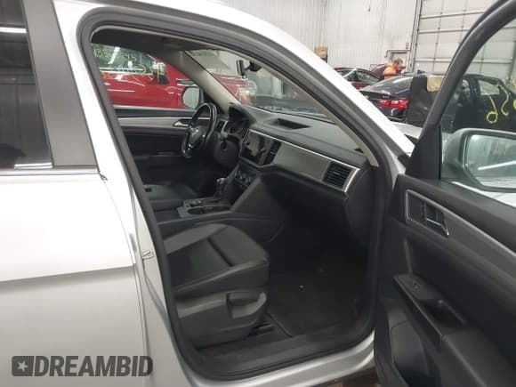 ✅ 2018 Volkswagen Atlas SE • VIN: 1V2KR2CA8JC573127 • Lot: 43534656. Wystawiony na IAAI z przebiegiem 183 216 mil. Bezpłatny archiwum sprzedaży aukcyjnych z USA i szczegółowy raport historii pojazdu na DreamBid. Zdjęcie 5.