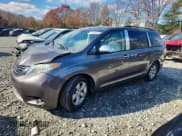 ✅ 2011 Toyota Sienna LE • VIN: 5TDKK3DC6BS062625 • Лот: 92324525. Опубликован ранее на Copart с пробегом 136 819 миль. Бесплатный доступ к архиву аукционных продаж из США и подробный отчёт об истории автомобиля на DreamBid. Изображение 1.