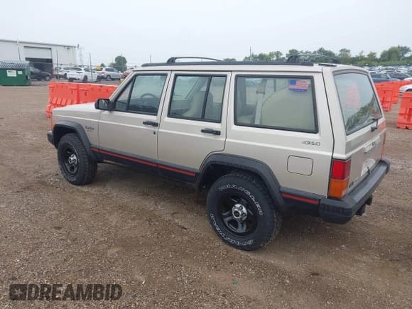 ✅ 1996 Jeep Cherokee Sport • VIN: 1J4FJ68S9TL117556 • Лот: 43136945. Опубликован ранее на IAAI с пробегом 48 301 миль. Бесплатный доступ к архиву аукционных продаж из США и подробный отчёт об истории автомобиля на DreamBid. Изображение 3.