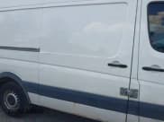 ✅ 2010 Mercedes-Benz Sprinter Cargo • VIN: WD3PE7CC0A5496785 • Lot: 42786272. Wystawiony na IAAI z przebiegiem 193 116 mil. Bezpłatny archiwum sprzedaży aukcyjnych z USA i szczegółowy raport historii pojazdu na DreamBid. Zdjęcie 8.