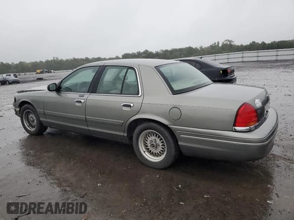 ✅ 2001 Ford Crown Victoria LX • VIN: 2FAFP74W71X139760 • Lot: 73740434. Wystawiony na Copart z przebiegiem 106 938 mil. Bezpłatny archiwum sprzedaży aukcyjnych z USA i szczegółowy raport historii pojazdu na DreamBid. Zdjęcie 2.