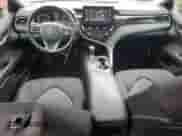 2021 Toyota Camry LE z VIN 4T1C11AK1MU566243, wystawiony jako Copart lot #82484385 z przebiegiem 264 806 mil mil oraz Szkoda całkowita • Salvage title. Historia ofert i sprzedaży dostępna na DreamBid. Obrazek 8.