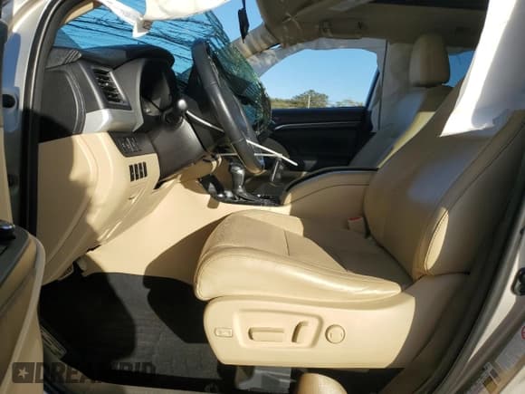 ✅ 2015 Toyota Highlander Limited Platinum • VIN: 5TDDKRFHXFS199013 • Лот: 86696705. Опубликован ранее на Copart с пробегом 141 103 миль. Бесплатный доступ к архиву аукционных продаж из США и подробный отчёт об истории автомобиля на DreamBid. Изображение 7.