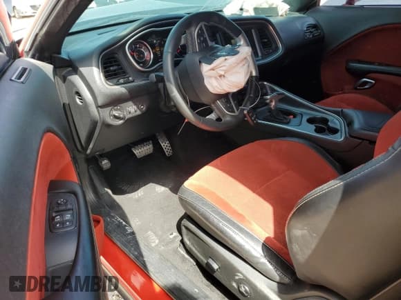 ✅ 2015 Dodge Challenger SRT 392 • VIN: 2C3CDZDJ6FH709761 • Lot: 64776334. Wystawiony na Copart z przebiegiem 82 639 mil. Bezpłatny archiwum sprzedaży aukcyjnych z USA i szczegółowy raport historii pojazdu na DreamBid. Zdjęcie 8.