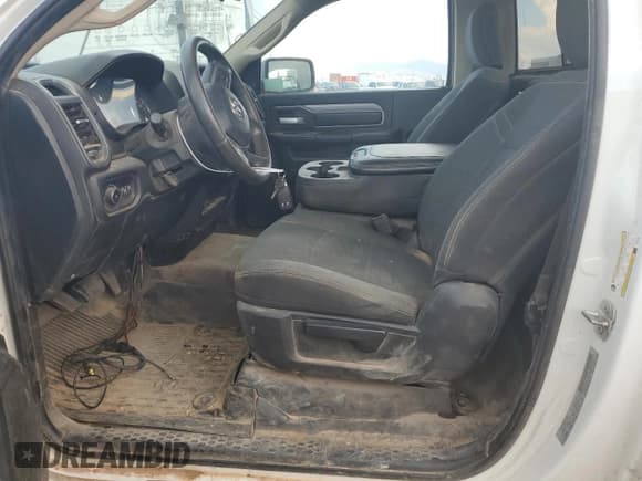 ✅ 2019 Ram 2500 Tradesman • VIN: 3C6MR5AL8KG719595 • Lot: 69641734. Wystawiony na Copart z przebiegiem 117 740 mil. Bezpłatny archiwum sprzedaży aukcyjnych z USA i szczegółowy raport historii pojazdu na DreamBid. Zdjęcie 7.