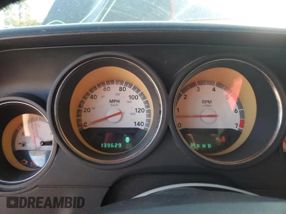 ✅ 2010 Dodge Challenger SE • VIN: 2B3CJ4DV1AH180109 • Lot: 85960354. Wystawiony na Copart z przebiegiem 139 629 mil. Bezpłatny archiwum sprzedaży aukcyjnych z USA i szczegółowy raport historii pojazdu na DreamBid. Zdjęcie 9.