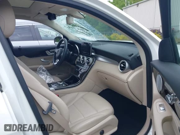 ✅ 2019 Mercedes-Benz GLC 300 • VIN: WDC0G4KB9KV175364 • Lot: 42350007. Wystawiony na IAAI z przebiegiem 59 324 mil. Bezpłatny archiwum sprzedaży aukcyjnych z USA i szczegółowy raport historii pojazdu na DreamBid. Zdjęcie 5.