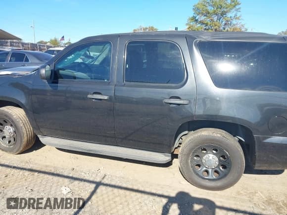 ✅ 2013 Chevrolet Tahoe Commercial • VIN: 1GNLC2E05DR266048 • Lot: 40848505. Wystawiony na IAAI z przebiegiem 95 459 mil. Bezpłatny archiwum sprzedaży aukcyjnych z USA i szczegółowy raport historii pojazdu na DreamBid. Zdjęcie 14.