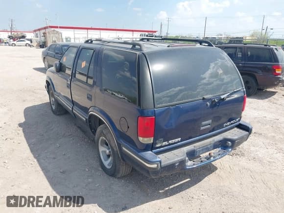 ✅ 1999 Chevrolet Blazer LS • VIN: 1GNCS13W1X2120019 • Lot: 41766379. Wystawiony na IAAI z przebiegiem Nie podano. Bezpłatny archiwum sprzedaży aukcyjnych z USA i szczegółowy raport historii pojazdu na DreamBid. Zdjęcie 3.