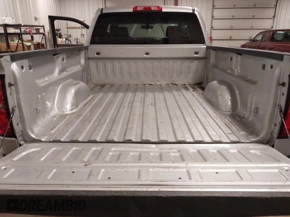 ✅ 2016 Chevrolet Silverado 1500 Custom • VIN: 1GCVKPEC4GZ276439 • Lot: 43381476. Wystawiony na IAAI z przebiegiem 162 310 mil. Bezpłatny archiwum sprzedaży aukcyjnych z USA i szczegółowy raport historii pojazdu na DreamBid. Zdjęcie 18.