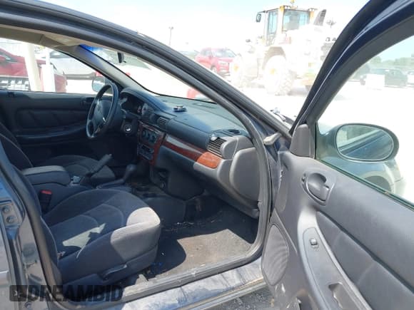 ✅ 2002 Dodge Stratus SXT • VIN: 1B3EL46X52N109893 • Lot: 42637795. Wystawiony na IAAI z przebiegiem 200 036 mil. Bezpłatny archiwum sprzedaży aukcyjnych z USA i szczegółowy raport historii pojazdu na DreamBid. Zdjęcie 5.