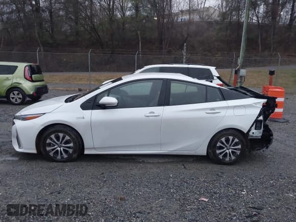 ✅ 2022 Toyota Prius XLE • VIN: JTDKAMFP4N3202279 • Lot: 43688179. Listed on IAAI with 62,855 mi. Free auction sales archive from the USA and detailed vehicle history report at DreamBid. Image 15.