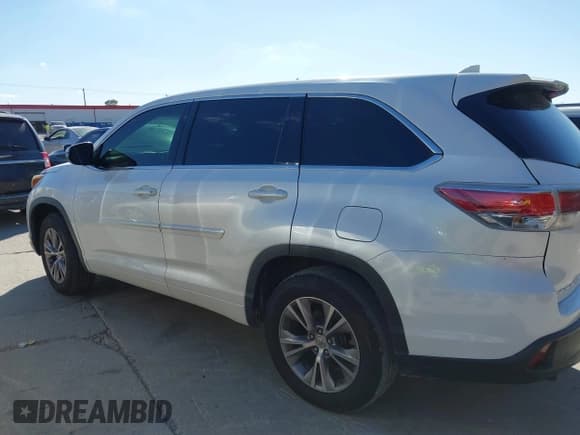 ✅ 2015 Toyota Highlander LE Plus • VIN: 5TDZKRFH4FS058248 • Lot: 43700334. Listed on IAAI with 166,769 mi. Free auction sales archive from the USA and detailed vehicle history report at DreamBid. Image 14.