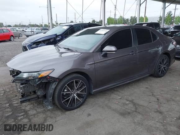 2021 Toyota Camry Hybrid SE z VIN 4T1S31AKXMU558387, wystawiony jako IAAI lot #42202151 z przebiegiem 33 018 mil mil oraz . Historia ofert i sprzedaży dostępna na DreamBid. Obrazek 18.