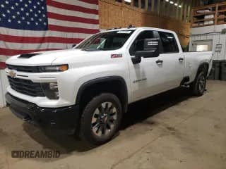 ✅ 2024 Chevrolet Silverado 2500HD Custom • VIN: 1GC4YMEY7RF339767 • Lot: 86701595. Wystawiony na Copart z przebiegiem 9 840 mil. Bezpłatny archiwum sprzedaży aukcyjnych z USA i szczegółowy raport historii pojazdu na DreamBid. Zdjęcie 1.