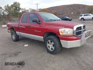 2006 Dodge 1500 SLT z VIN 1D7HU18N06J221541, wystawiony jako IAAI lot #43568326 z przebiegiem 135 501 mil mil oraz . Historia ofert i sprzedaży dostępna na DreamBid. Obrazek 1.