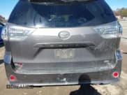 ✅ 2014 Toyota Sienna SE • VIN: 5TDXK3DC3ES460529 • Lot: 43608936. Wystawiony na IAAI z przebiegiem 330 942 mil. Bezpłatny archiwum sprzedaży aukcyjnych z USA i szczegółowy raport historii pojazdu na DreamBid. Zdjęcie 16.