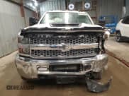 ✅ 2019 Chevrolet Silverado 2500HD Work Truck • VIN: 1GC1KREY8KF140119 • Lot: 87234585. Wystawiony na Copart z przebiegiem 134 169 mil. Bezpłatny archiwum sprzedaży aukcyjnych z USA i szczegółowy raport historii pojazdu na DreamBid. Zdjęcie 5.