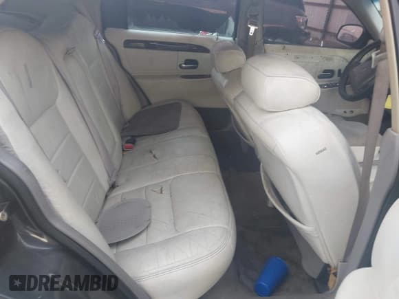 ✅ 1999 Lincoln Town Car Executive • VIN: 1LNHM81W2XY708640 • Lot: 43749713. Wystawiony na IAAI z przebiegiem 156 901 mil. Bezpłatny archiwum sprzedaży aukcyjnych z USA i szczegółowy raport historii pojazdu na DreamBid. Zdjęcie 8.