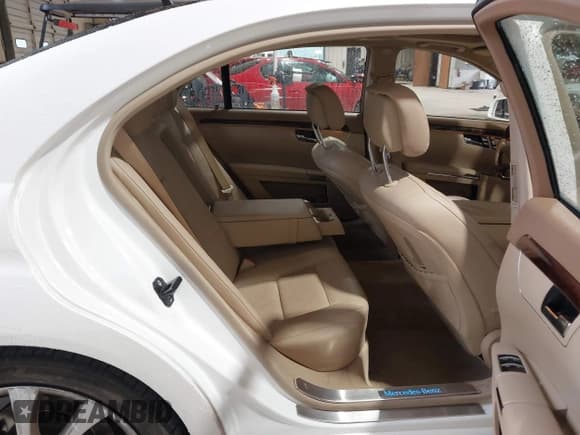 ✅ 2013 Mercedes-Benz S 550 • VIN: WDDNG7DB8DA493289 • Lot: 42436621. Wystawiony na IAAI z przebiegiem 100 329 mil. Bezpłatny archiwum sprzedaży aukcyjnych z USA i szczegółowy raport historii pojazdu na DreamBid. Zdjęcie 8.