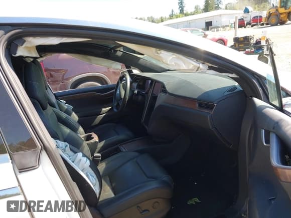 ✅ 2019 Tesla Model X 75D • VIN: 5YJXCAE26KF198206 • Lot: 42745218. Wystawiony na IAAI z przebiegiem 59 438 mil. Bezpłatny archiwum sprzedaży aukcyjnych z USA i szczegółowy raport historii pojazdu na DreamBid. Zdjęcie 5.