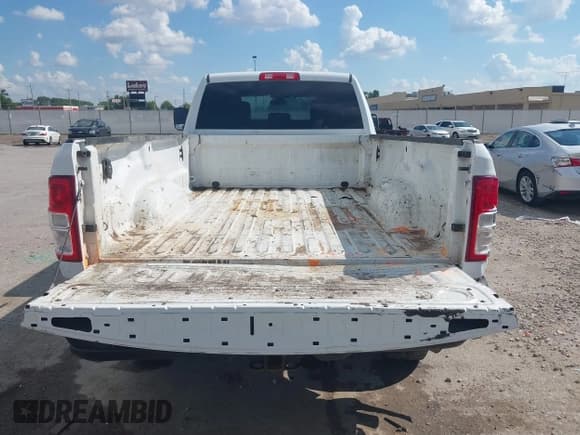 ✅ 2021 Ram 2500 Tradesman • VIN: 3C6UR5HJ7MG597531 • Lot: 42984126. Wystawiony na IAAI z przebiegiem 101 045 mil. Bezpłatny archiwum sprzedaży aukcyjnych z USA i szczegółowy raport historii pojazdu na DreamBid. Zdjęcie 16.