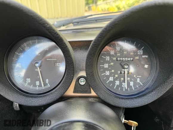 ✅ 1985 Alfa Romeo Spider Veloce • VIN: ZARBA5415F1020937 • Lot: 63728494. Wystawiony na Copart z przebiegiem 115 547 mil. Bezpłatny archiwum sprzedaży aukcyjnych z USA i szczegółowy raport historii pojazdu na DreamBid. Zdjęcie 8.