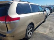 ✅ 2012 Toyota Sienna LE • VIN: 5TDKK3DC0CS229210 • Лот: 43570367. Опубликован ранее на IAAI с пробегом 107 219 миль. Бесплатный доступ к архиву аукционных продаж из США и подробный отчёт об истории автомобиля на DreamBid. Изображение 4.