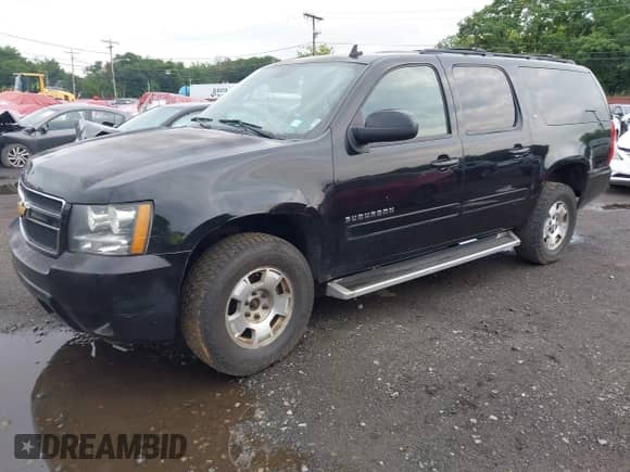 2014 Chevrolet Suburban LT z VIN 1GNSKJE74ER122546, wystawiony jako IAAI lot #42641722 z przebiegiem 435 000 mil mil oraz . Historia ofert i sprzedaży dostępna na DreamBid. Obrazek 2.